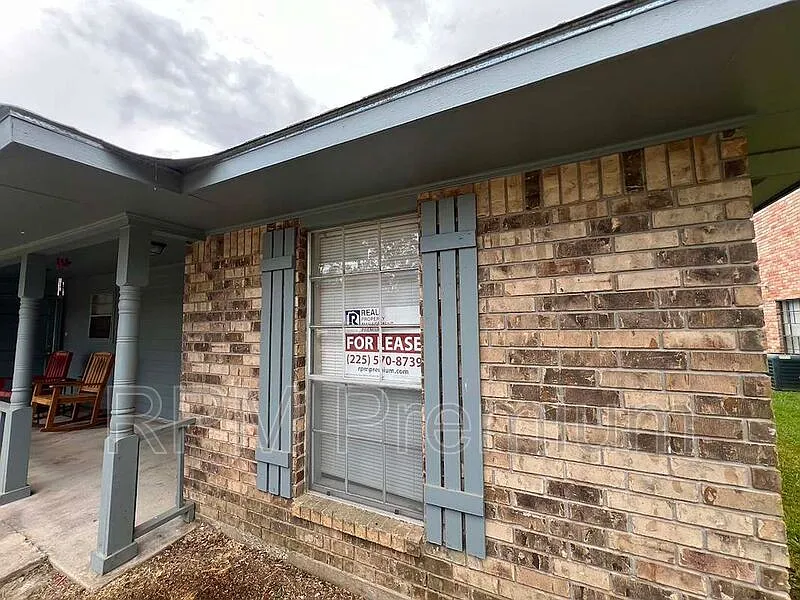 3 bed, 1.5 bath, 1174 sqft, $1,375 — Photo 2