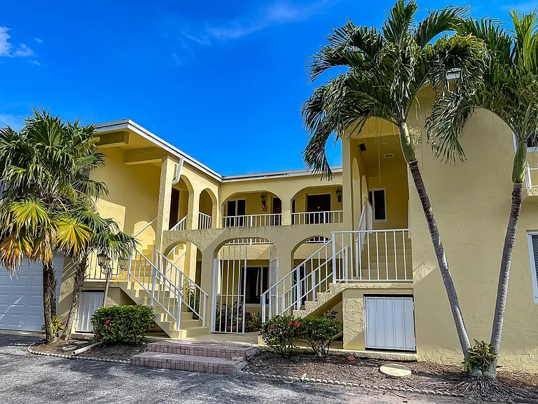 1110 Bel Air Dr — Photo 2
