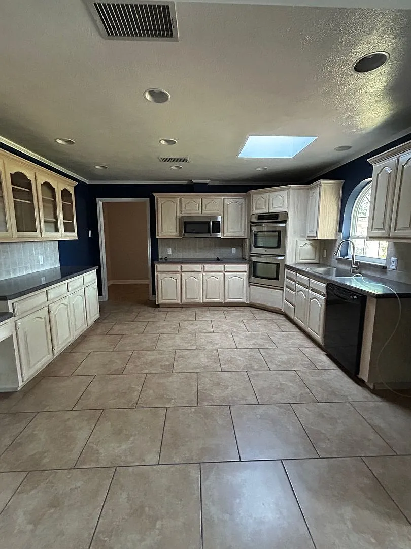 Recently Reduced!! Beautiful Family Home In Crescent Park Subdivision — Photo 3