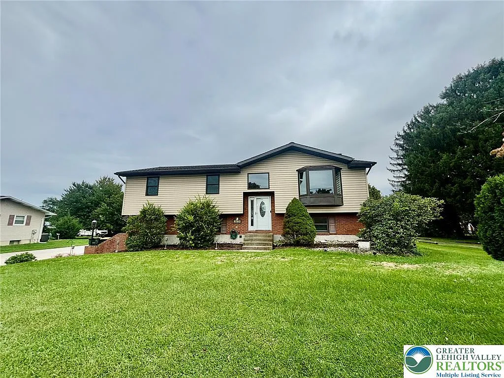 4 bed, 2.0 bath, 5000 sqft, $3,000 — Photo 1