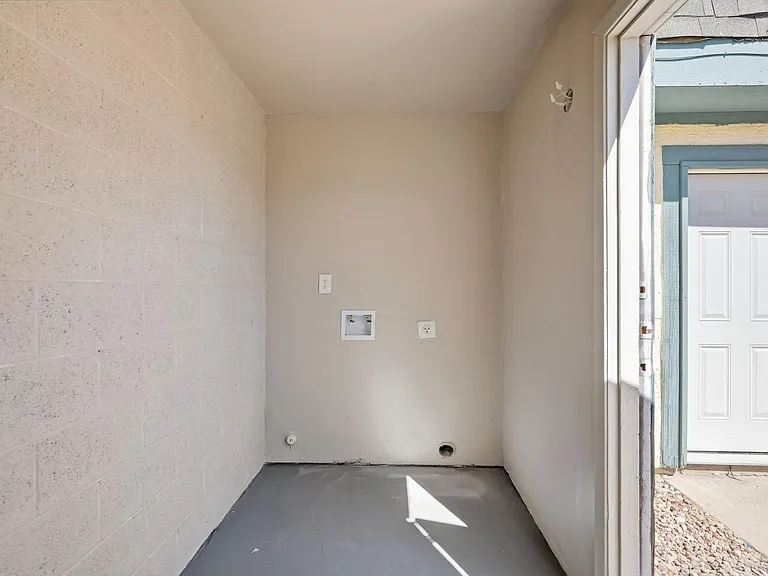8053 N 32nd Dr — Photo 21