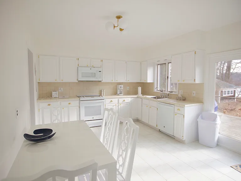 26 Winthrop Rd — Photo 3