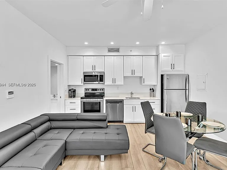 940 Michigan Ave #10 — Photo 18