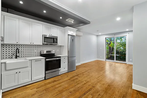 Rented by Safdie Realty Group | media 7