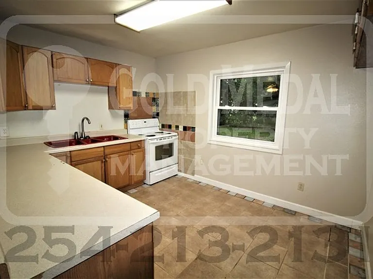 1208 E Avenue H — Photo 6