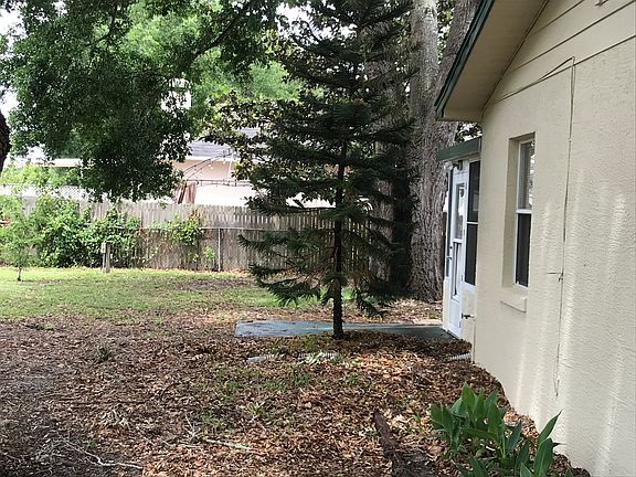 3rd image of 1198 N Floral Way