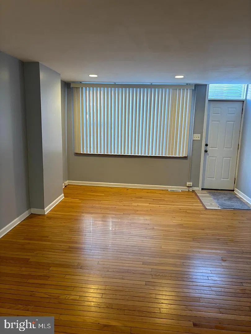 2 bed, 1.0 bath, 1120 sqft, $1,900 — Photo 2