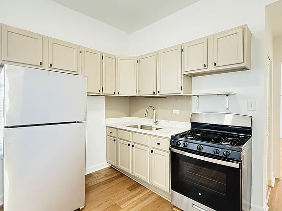 2nd image of 1143 N Rockwell St APT 2M