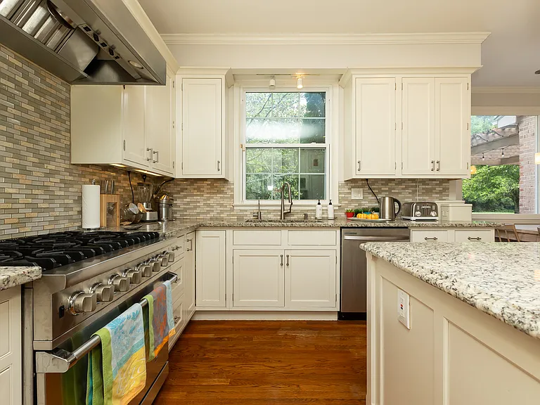 8809 Saunders Ln — Photo 30