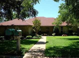 614 Overlook Ct, Arlington, TX 76012