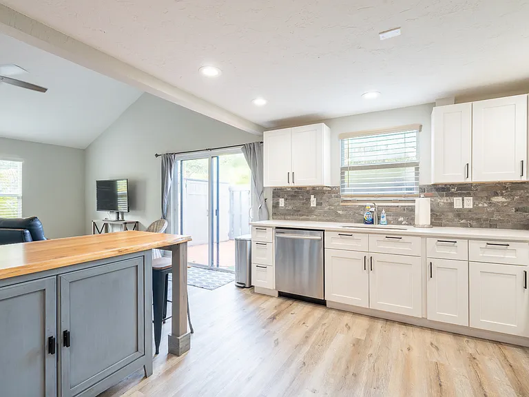 414 N Cypress Dr #D — Photo 23
