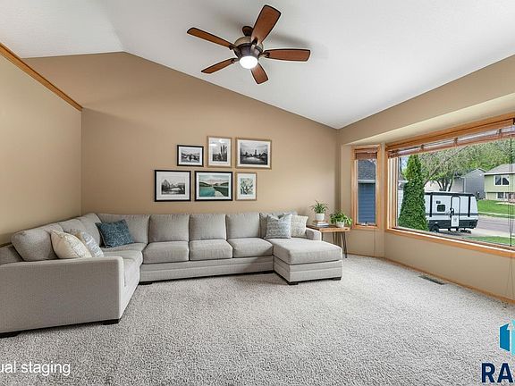 3rd image of 2006 S Gordon Dr