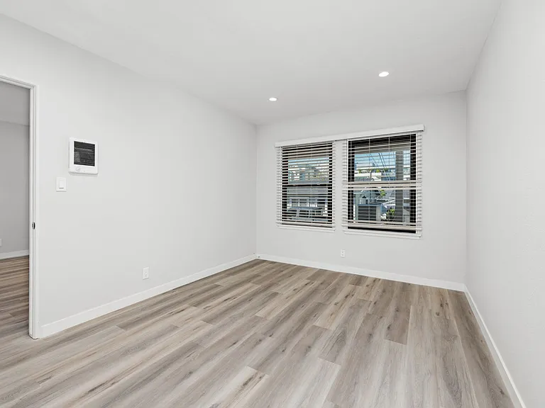 Hillcrest Great Renovated One Bedroom Apartment. — Photo 10