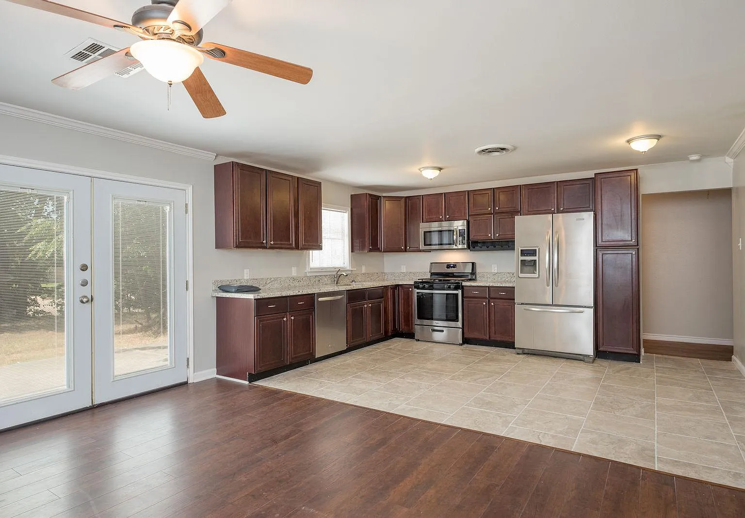 5 bed, 2200 sqft, $1,800 — Photo 4