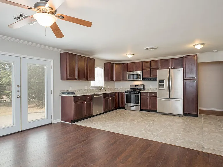 906 Lazy Ln — Photo 1