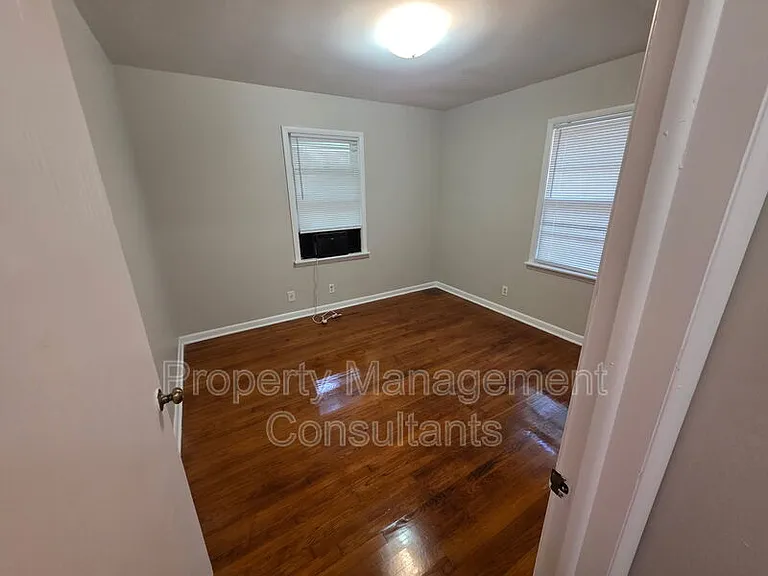 939 N Royal Ave — Photo 6