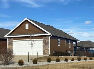 821 N Willow Point Cir, Tonganoxie, KS 66086