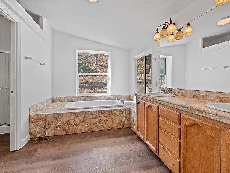 1057 E La Loma Ave — Photo 30