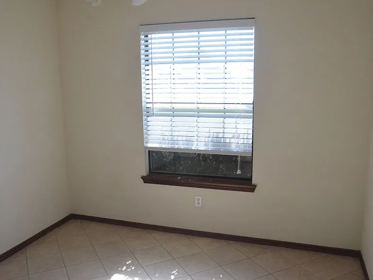 1905 Cloverdale Ln — Photo 7