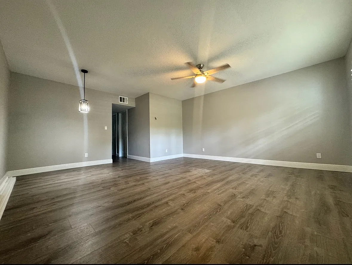 3225 E Riverside Dr — Photo 3