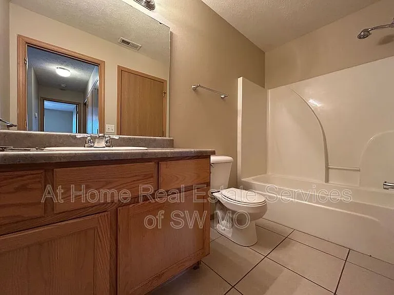 1211 N Northwood Ave — Photo 7