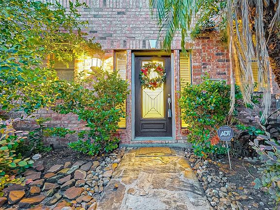 Come Check This Lovely Home Out, You Really Do Not Want To Miss This One It Totally Move In Ready and Priced To Sell !