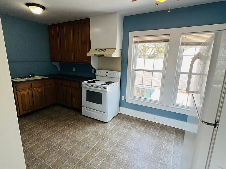 302 E Pine St — Photo 3