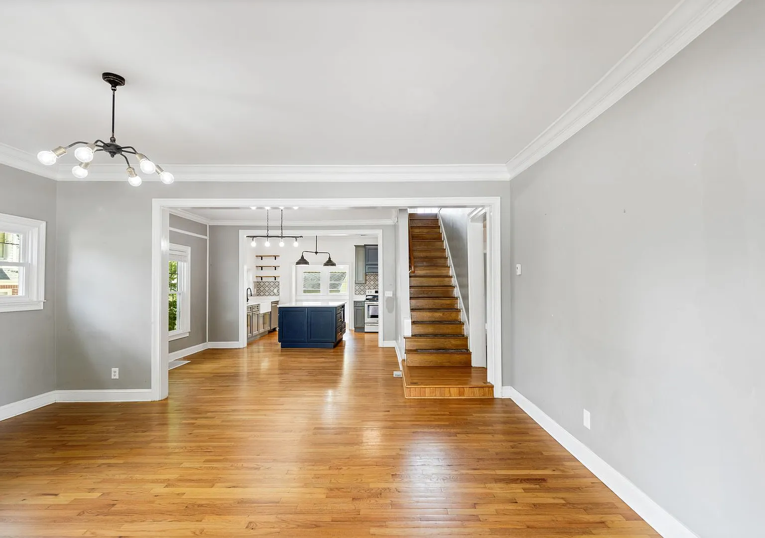 Historic Luxury Home Near Deer Park with Two-Car Garage — Photo 4