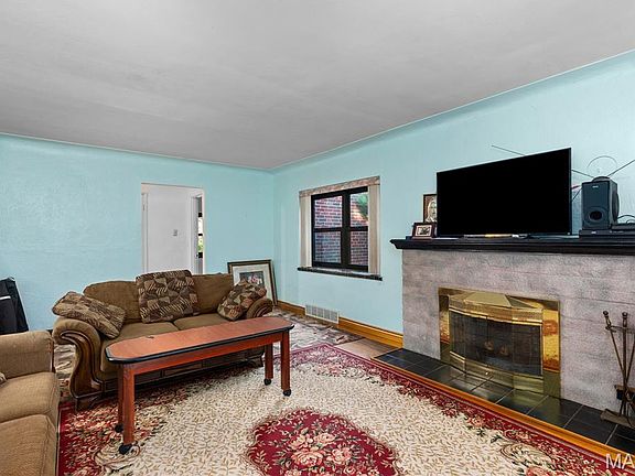 3rd image of 701 Garlyn Ct