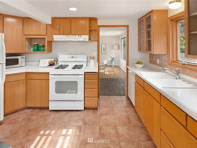 346 N 102nd St — Photo 12