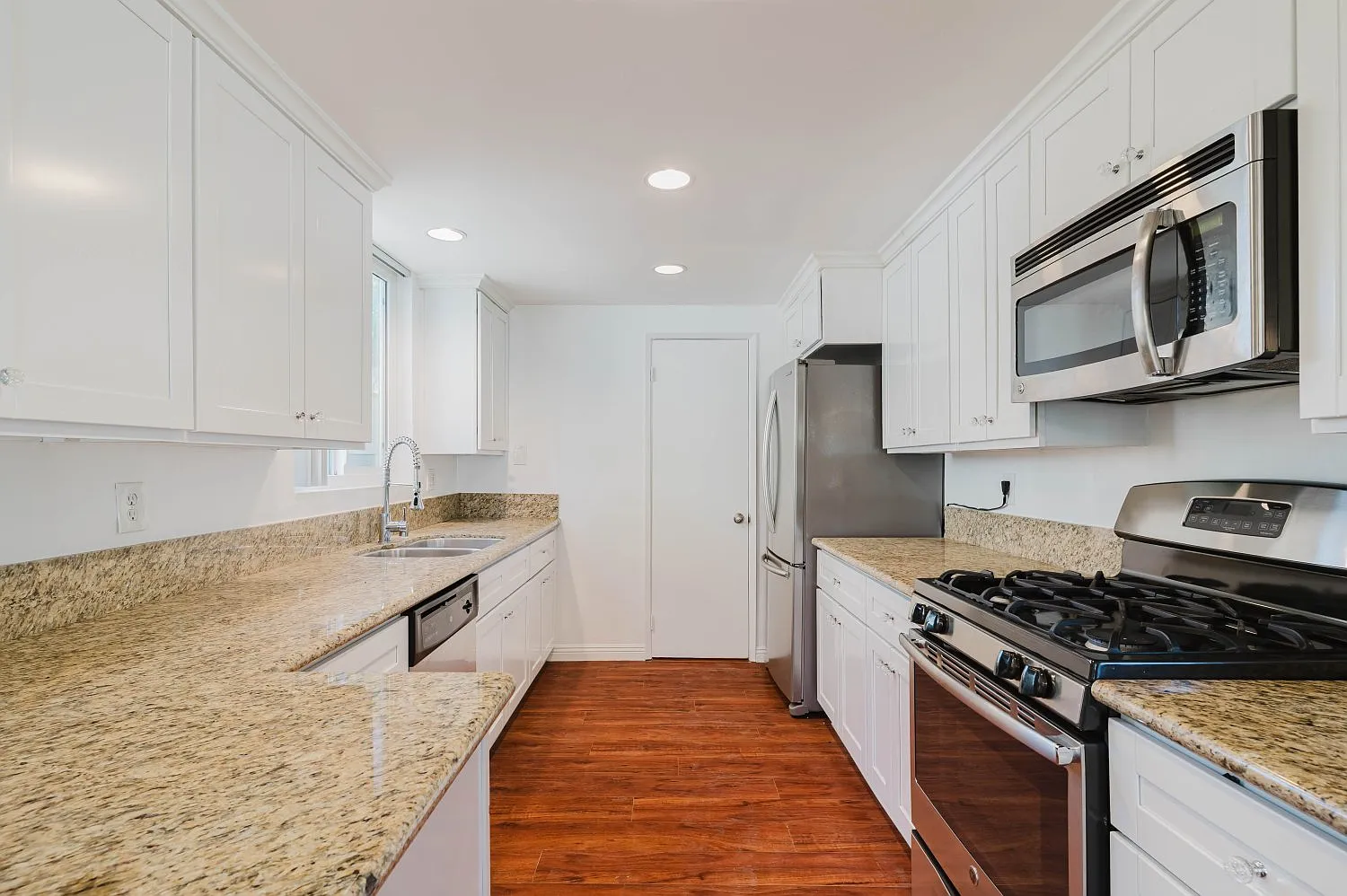 3 bed, 999 sqft, $3,500 — Photo 3