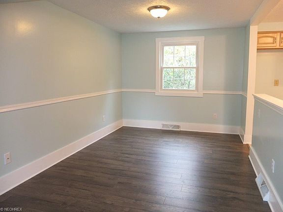 3rd image of 395 Stonewood St