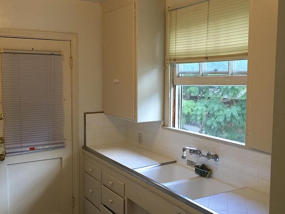 3rd image of 410 3/4 Shirley Pl