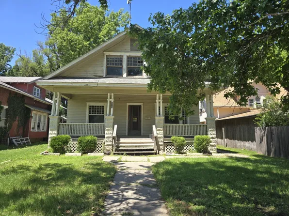 915 Stewart St, Winfield, KS 67156