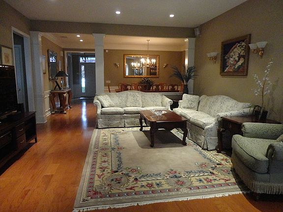 5th image of 135 Scott Dr W