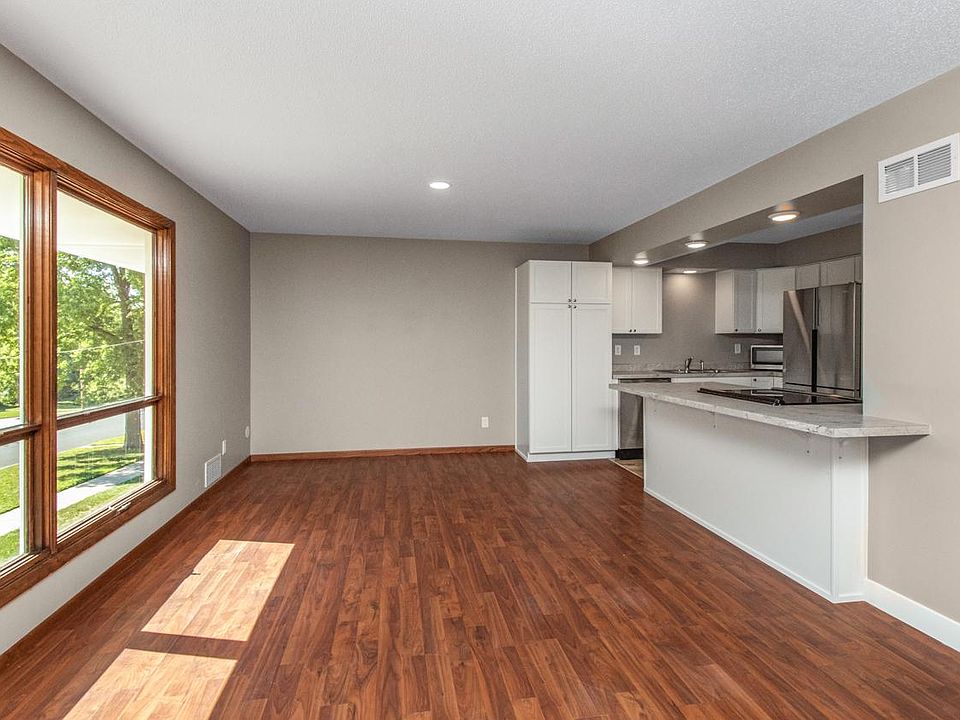 1st image of 608 College St #606