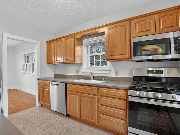 5th image of 215 Arden St