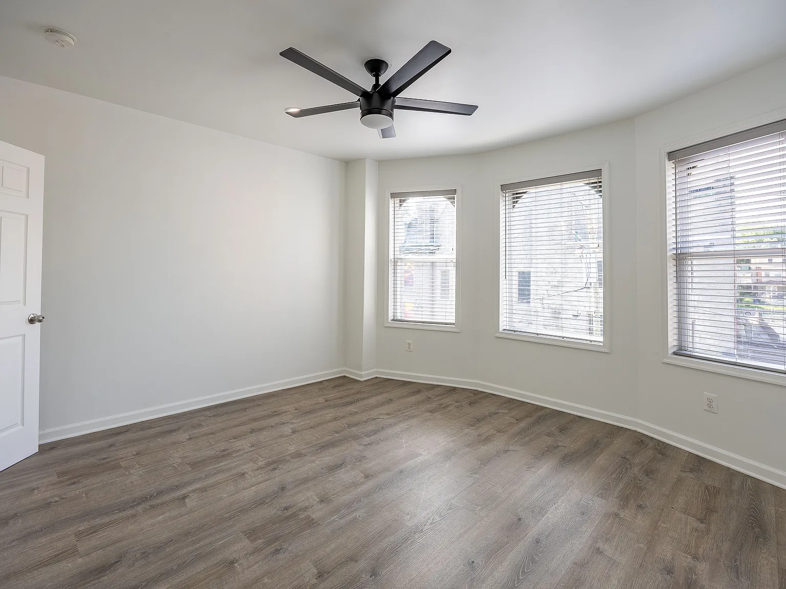 3 bed, 1.5 bath, 1100 sqft, $1,650 — Photo 3