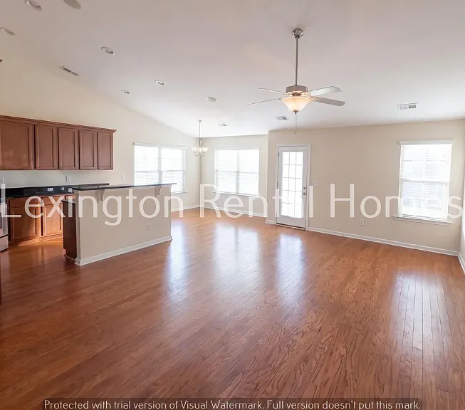 152 Castlefield Dr — Photo 2
