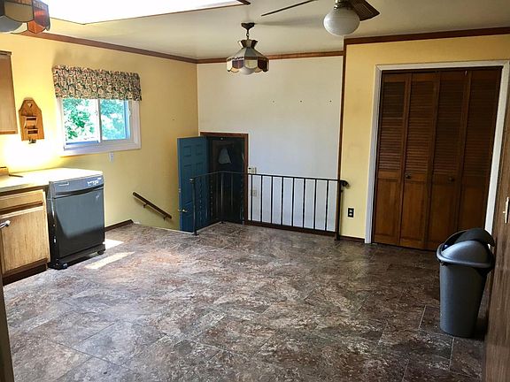Kitchen inc. refrigerator, gas stove & oven, dishwasher