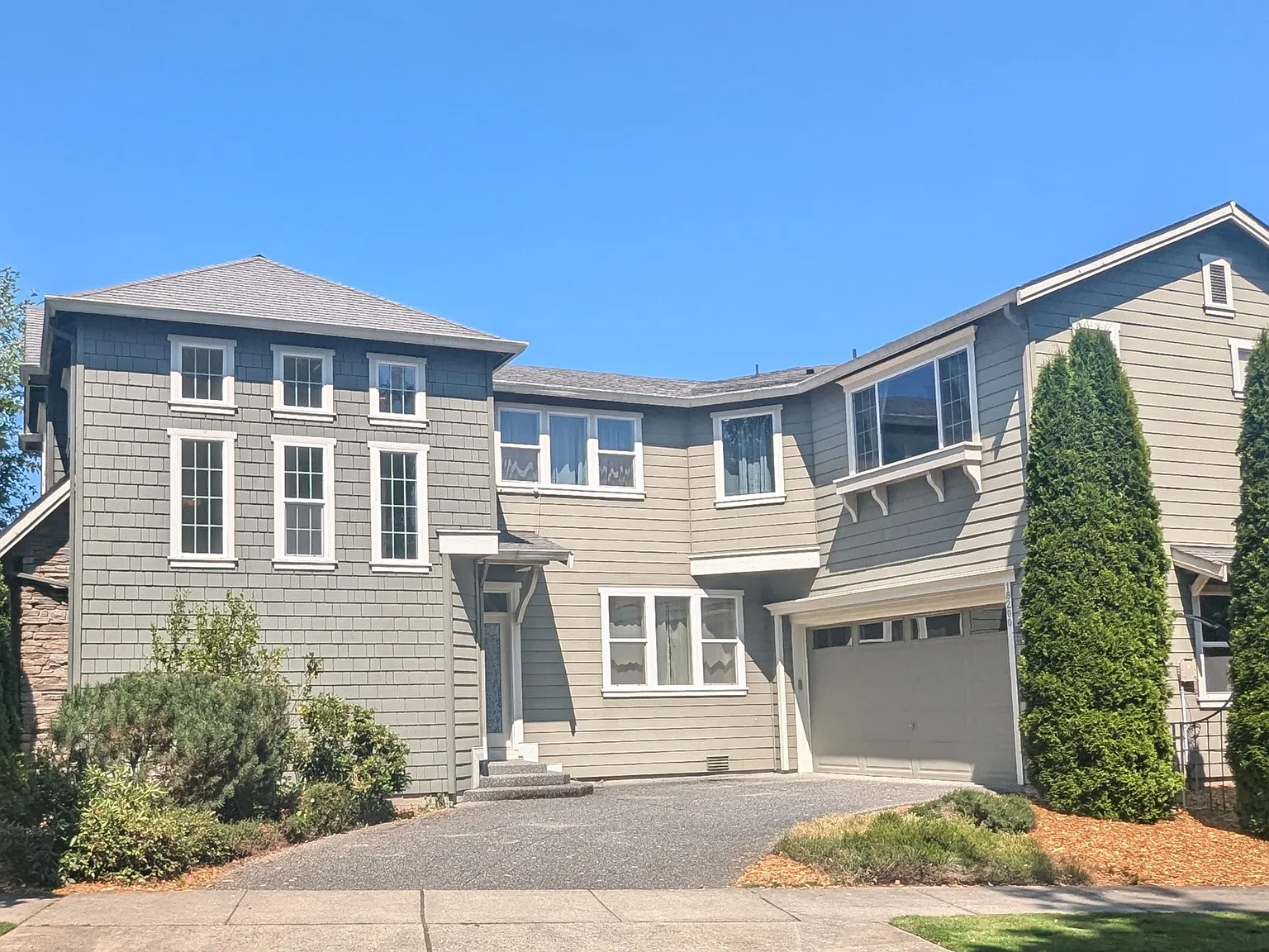 4 bed, 2.5 bath, 2950 sqft, $5,499 — Photo 2