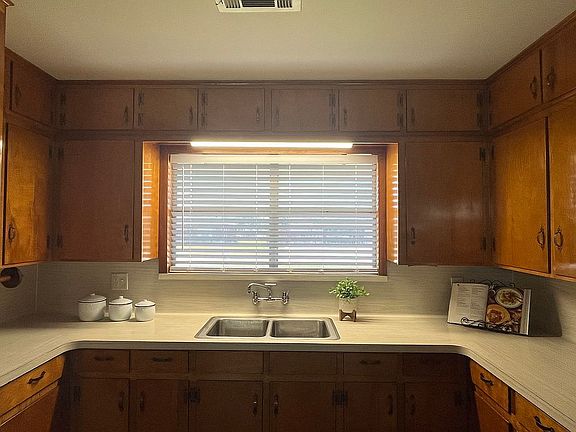 5th image of 1105 Wisteria Way St