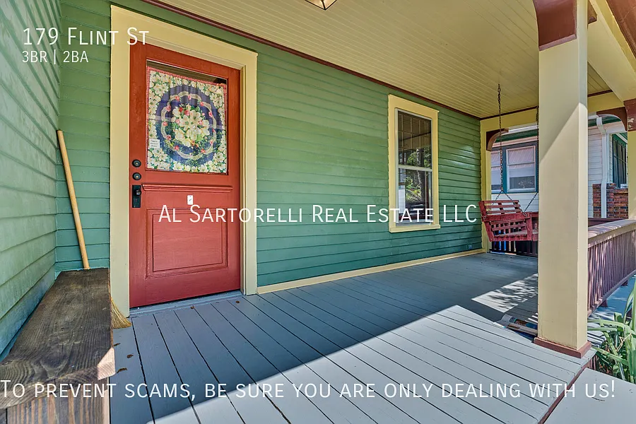 Beautiful Montford home with gardens and pond — Photo 4