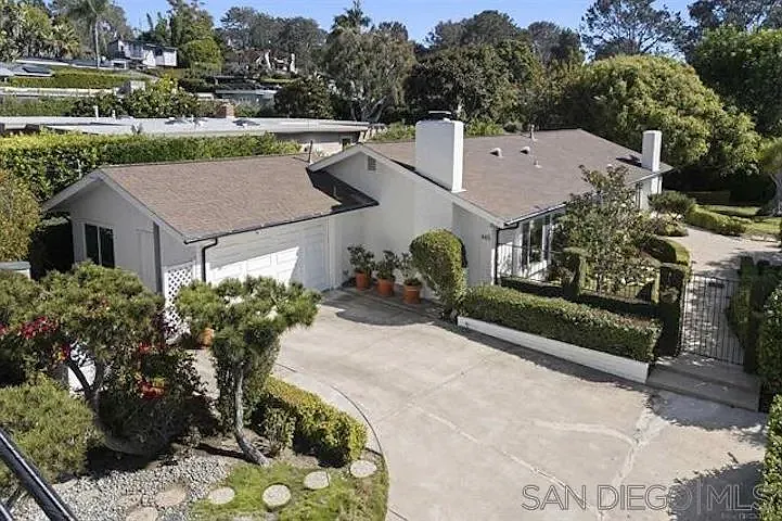 445 Avenida Primavera — Photo 1