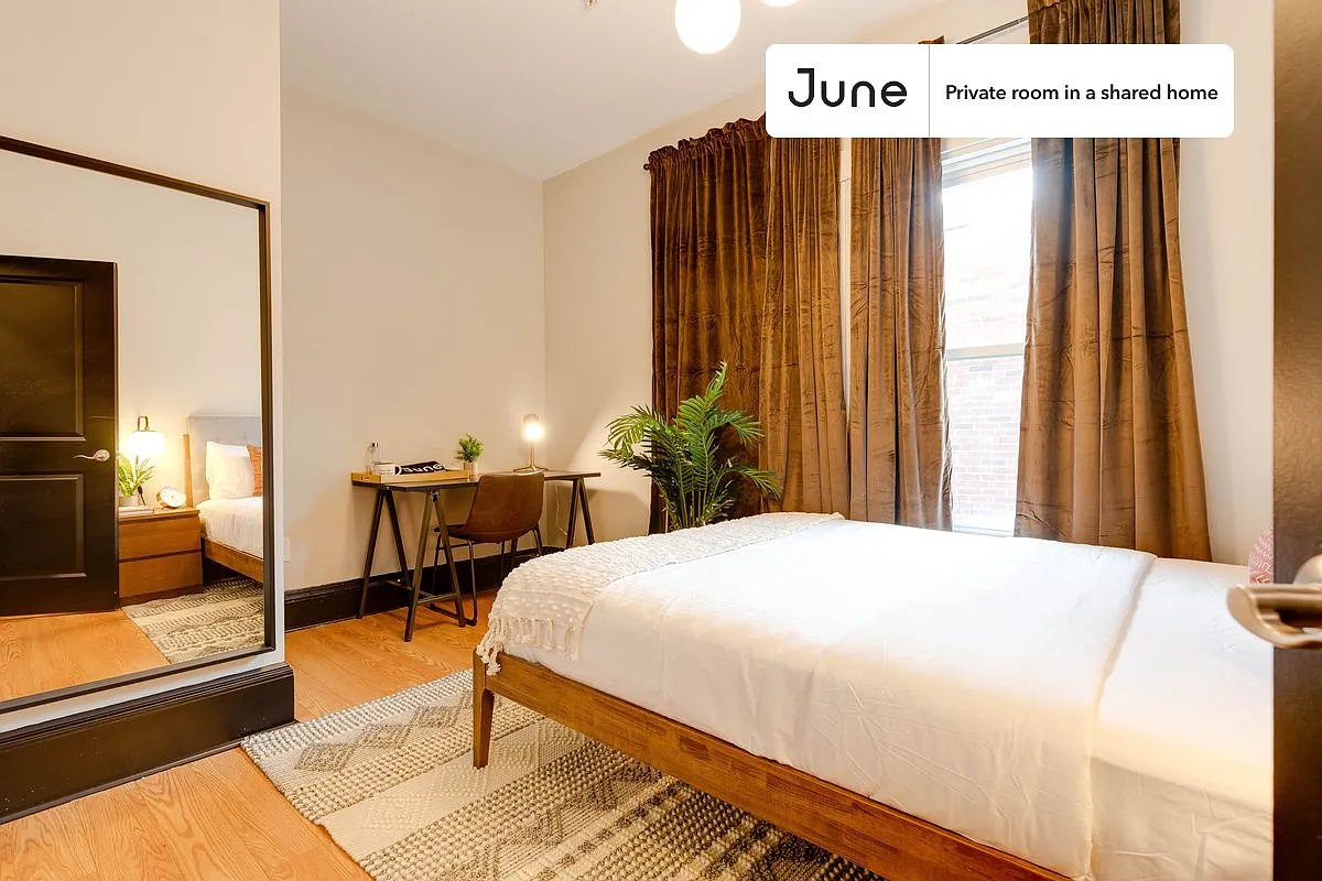 Queen bedroom in 3 bed/1 bath home in South Boston #196 B — Photo 1
