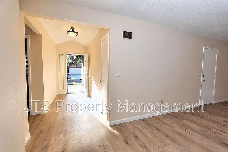 2 bed, 2.0 bath, 1084 sqft, $2,295 — Photo 2