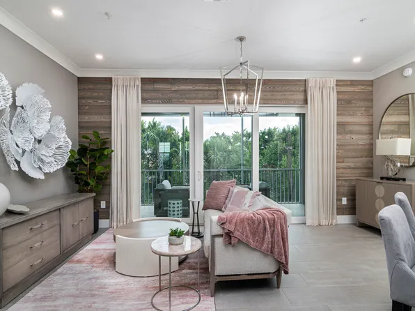 298 Indies Dr E #202, Naples, FL 34114