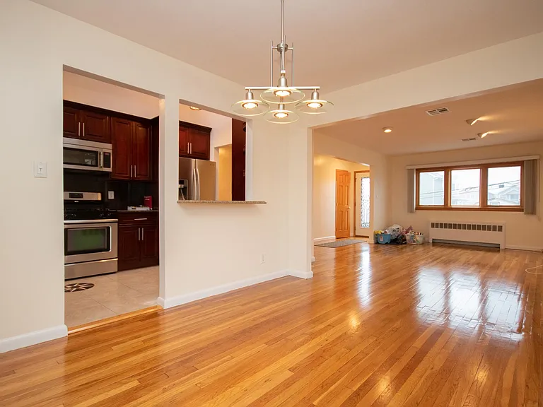 48 Rochester Ave #UPSTAIRS — Photo 7