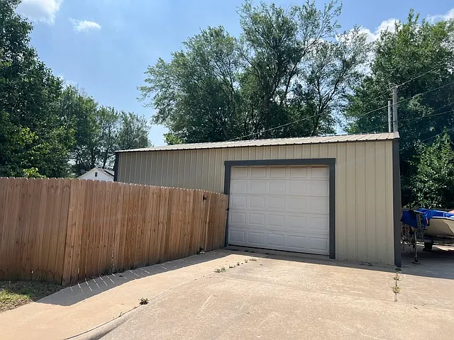 1603 Hillcrest Dr — Photo 3