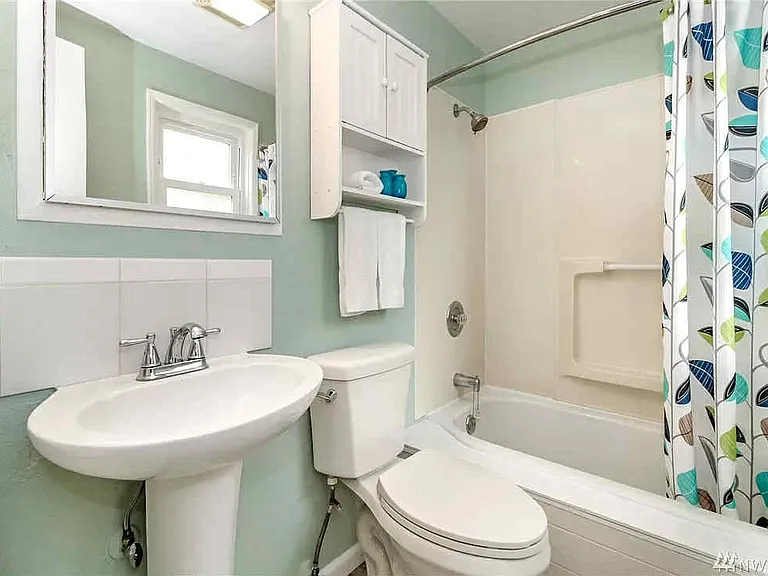 1020 1/2 Chester Ave #1/2 — Photo 11